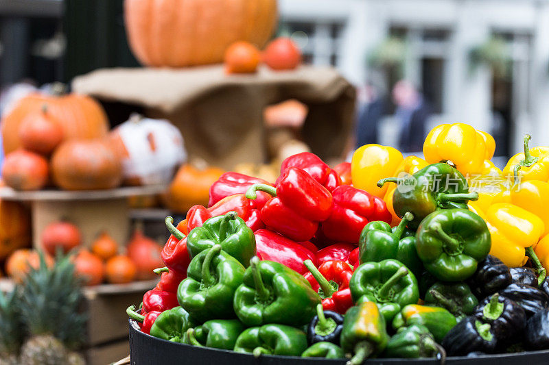 新鲜的辣椒和蔬菜在食品市场展出