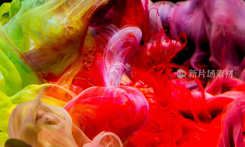 抽象色彩漩涡墨在水中流动和融合