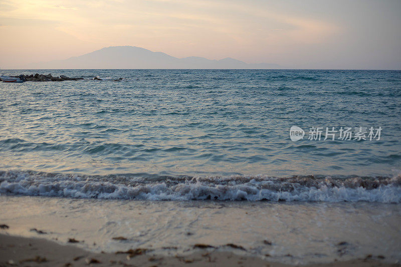 海浪拍打海滩