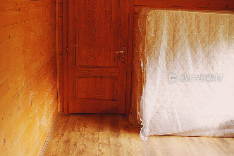 木质走廊里的新双人床床垫