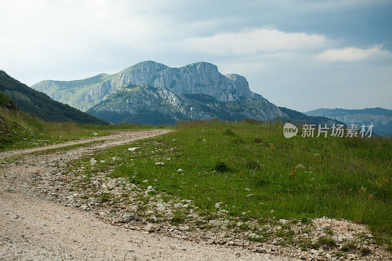 高山中的乡间小路