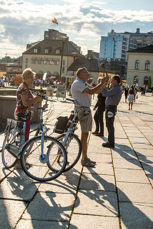 游客在挪威奥斯陆市中心拍照