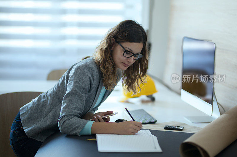 女建筑师写下笔记