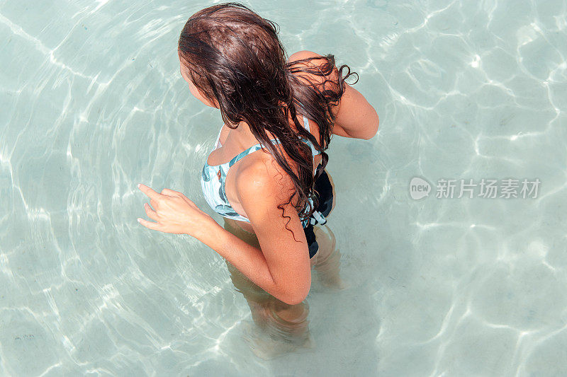 头发湿漉漉的女人站在海里