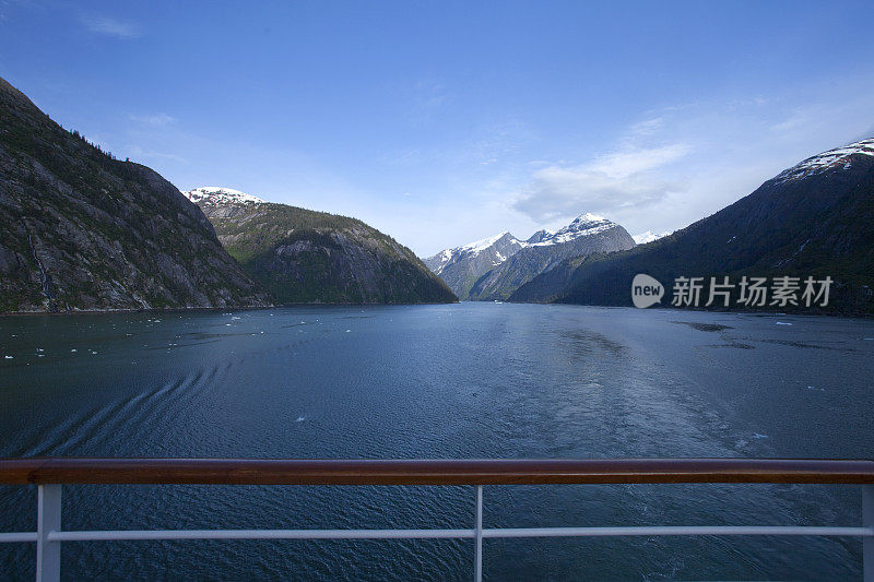 当游船穿过阿拉斯加的特蕾西海湾时，可以看到令人惊叹的山景