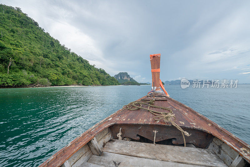 从泰国的长尾船上跳岛观光，一览甲米省的鸡岛。