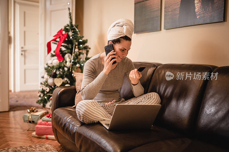 一个女人用笔记本电脑，在网上买圣诞礼物