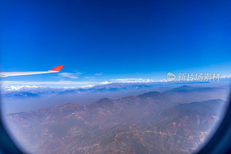 从飞机上看山和天空