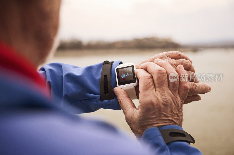 老年人使用智能手表测量心率