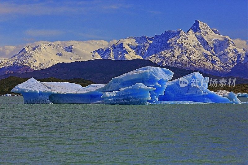 漂浮在阿根廷湖上的冰山和阿普萨拉冰川附近的浮冰-巴塔哥尼亚