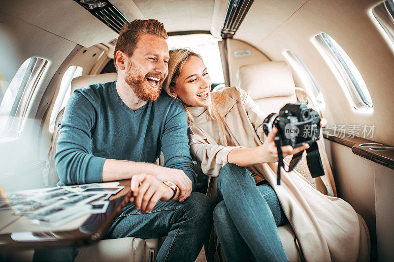 一对富有的年轻游客夫妇在私人飞机上自拍