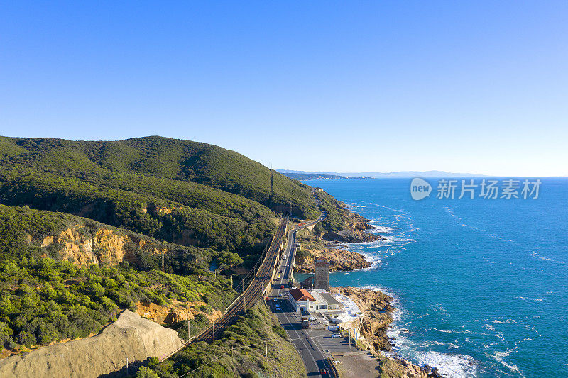 无人机拍摄的意大利托斯卡纳海岸公路