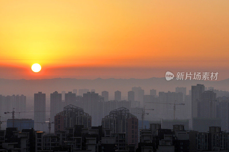 耀眼的太阳在金色的天空