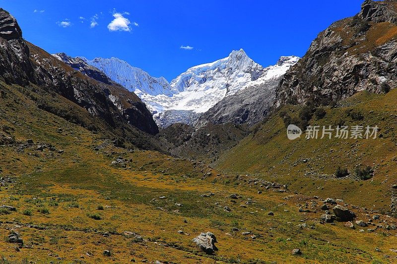 秘鲁布兰卡-斯卡迈什安第斯山脉的德拉卡山谷和兰拉帕尔卡(6162m)