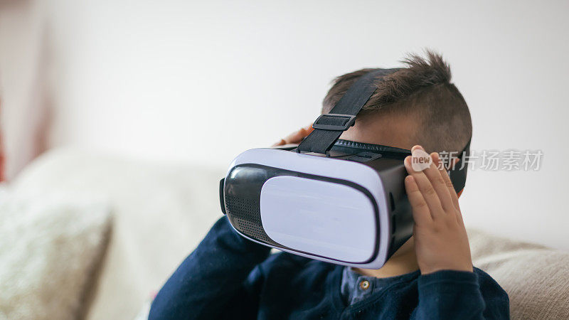男孩使用VR眼镜