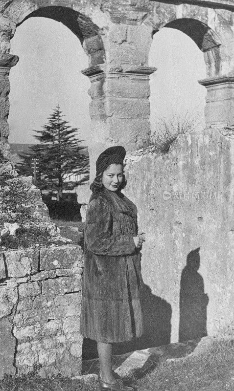 1939年，年轻女子参观罗马斗兽场
