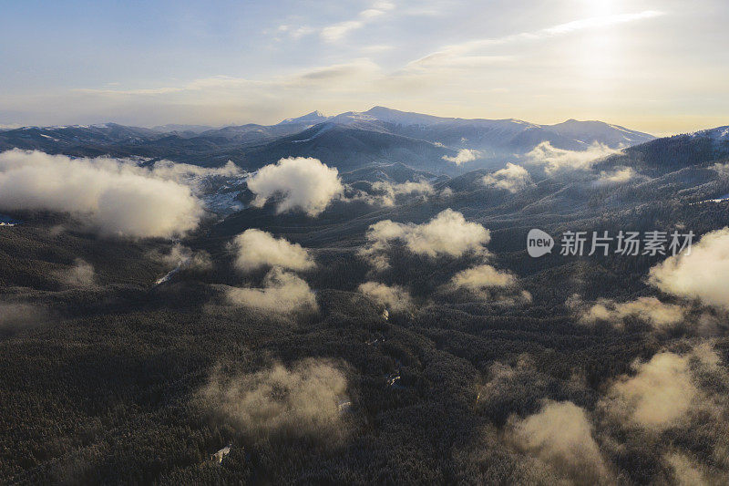 冬季喀尔巴阡山脉的鸟瞰图