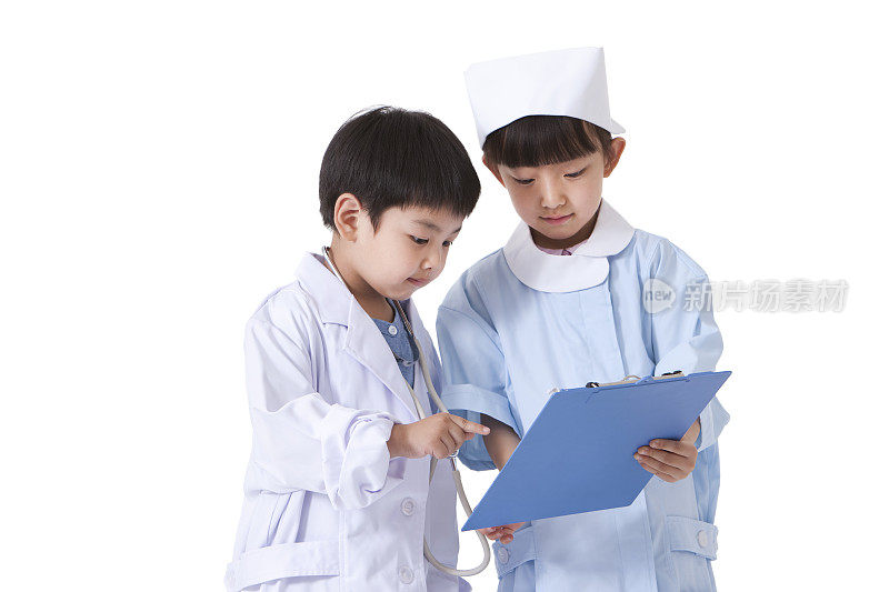 男孩女孩扮演医生和护士