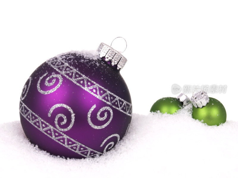 雪中紫色和绿色的小玩意儿
