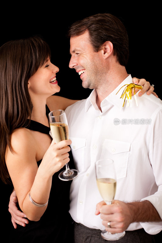 快乐的夫妇与香槟长笛为新年夜