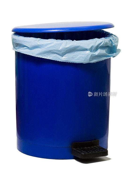 垃圾袋在蓝色基座垃圾桶