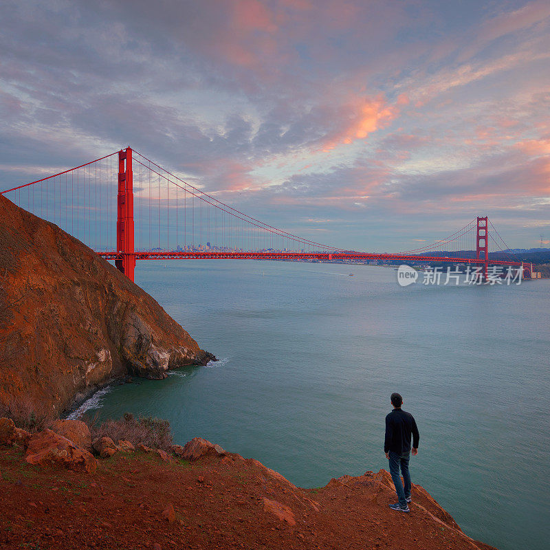 一名男子正望着美国加州的金门大桥