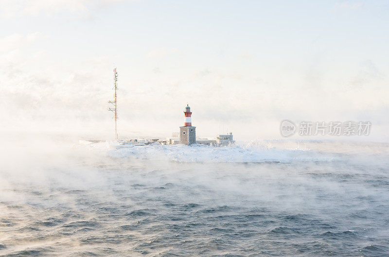 迷雾大海中的一座小岛上的灯塔