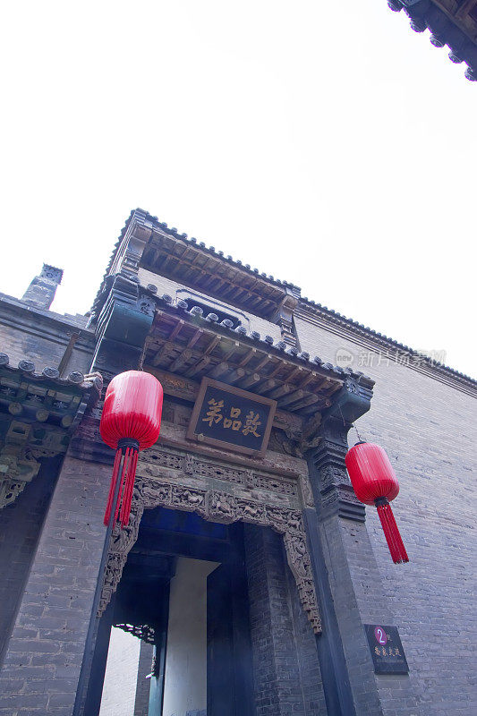 中国传统建筑风格的四合院，以门庭为主