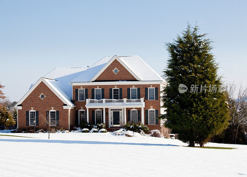 雪中的现代独栋住宅