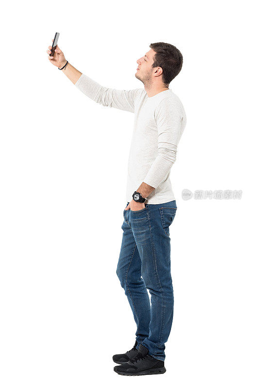 年轻人用手机自拍的侧视图