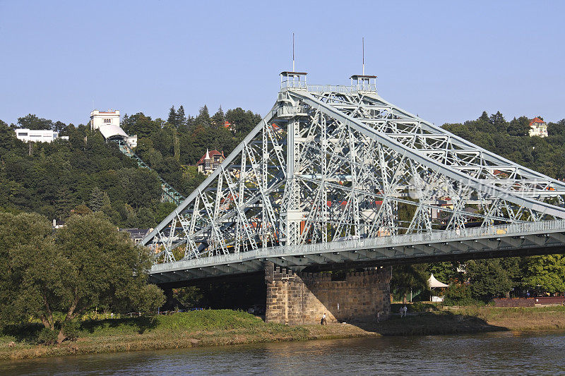 德国德累斯顿的一座桥，被称为蓝色奇迹