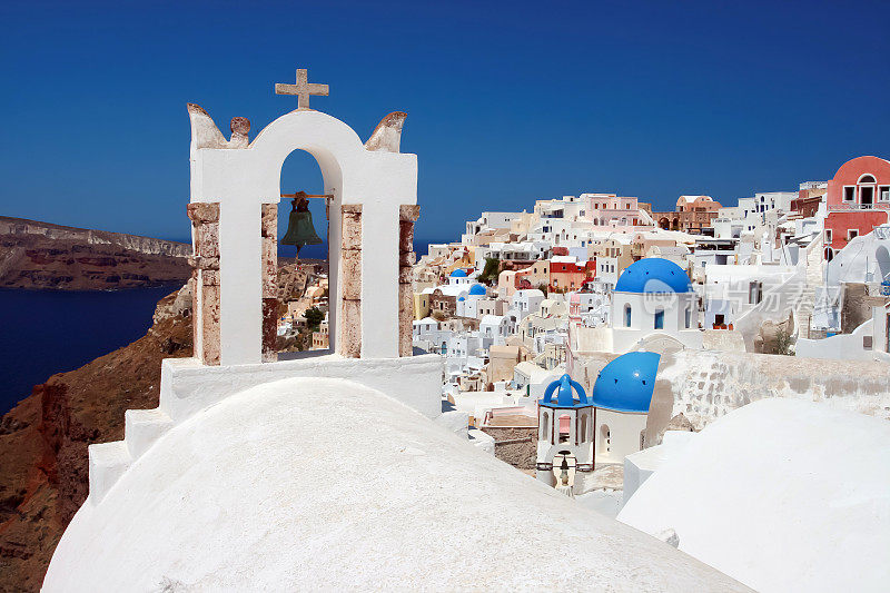 经典的圣托里尼-蓝色屋顶教堂，白色刷墙希腊