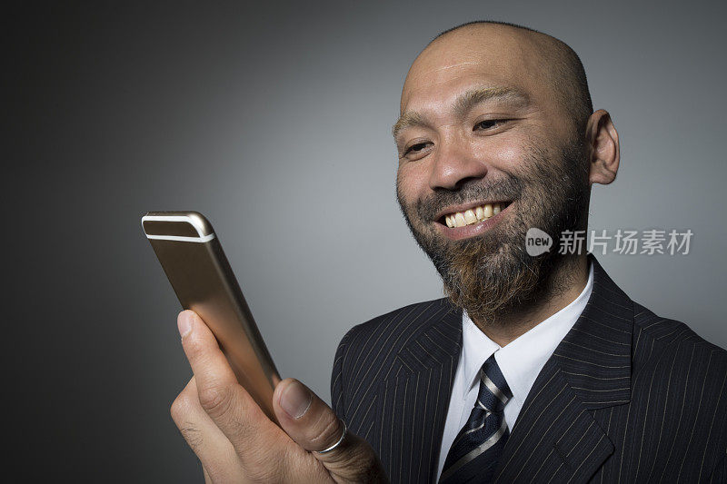 笑着的男人有一个智能手机。