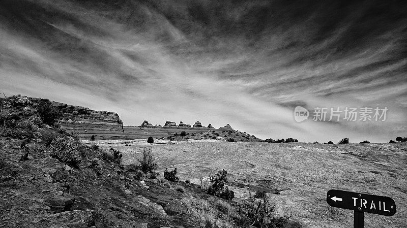 精致的拱门观点，戏剧性的天空，B&W，徒步旅行路径痕迹标志