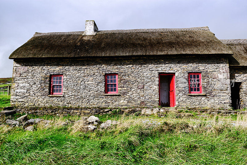 爱尔兰丁格尔半岛上的老茅屋
