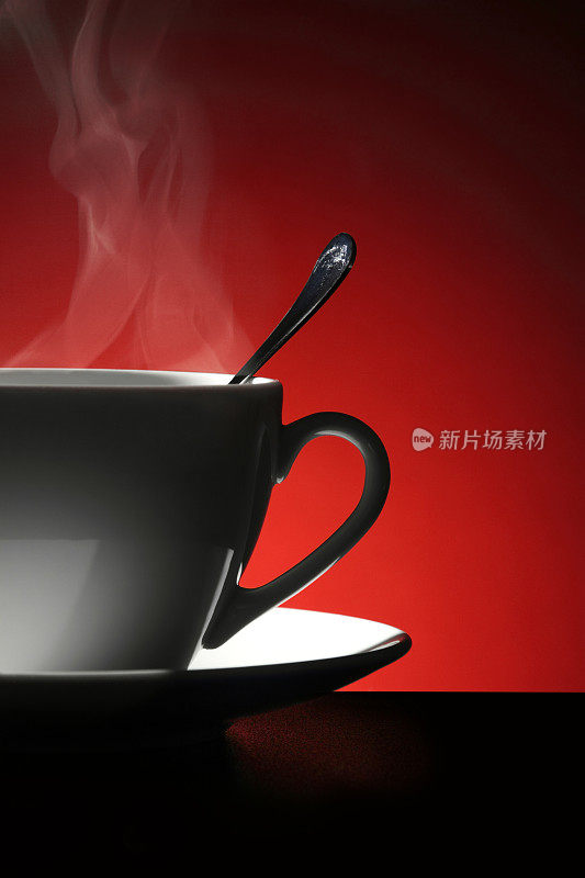 红色背景上的热咖啡杯