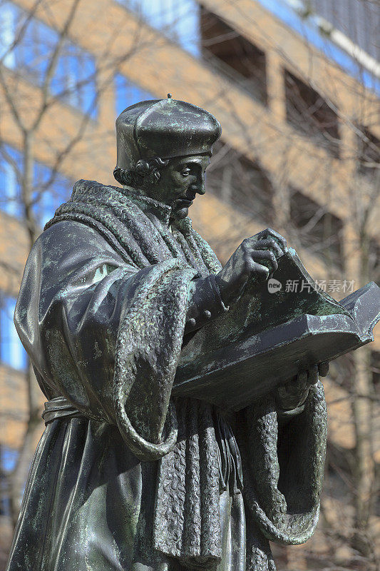 文艺复兴时期的人文主义者、神学家和哲学家德西德里乌斯·伊拉斯谟的雕像