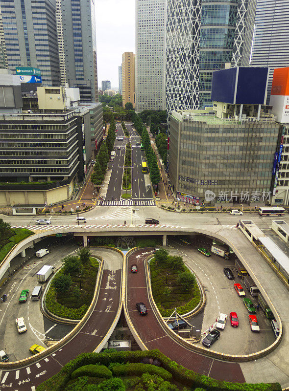 东京新宿火车站十字路口的俯视图