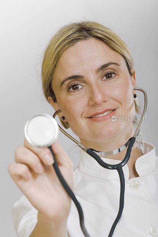 女医生正在用听诊器检查