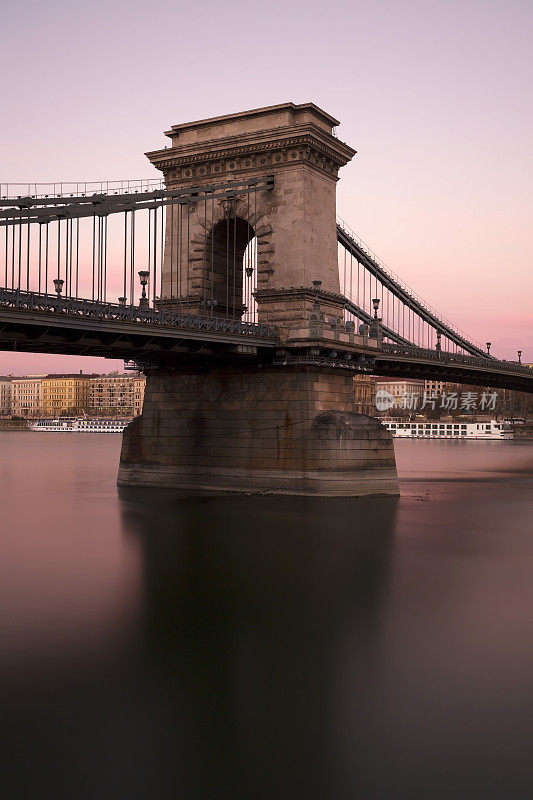 日落时分布达佩斯的链桥柱子