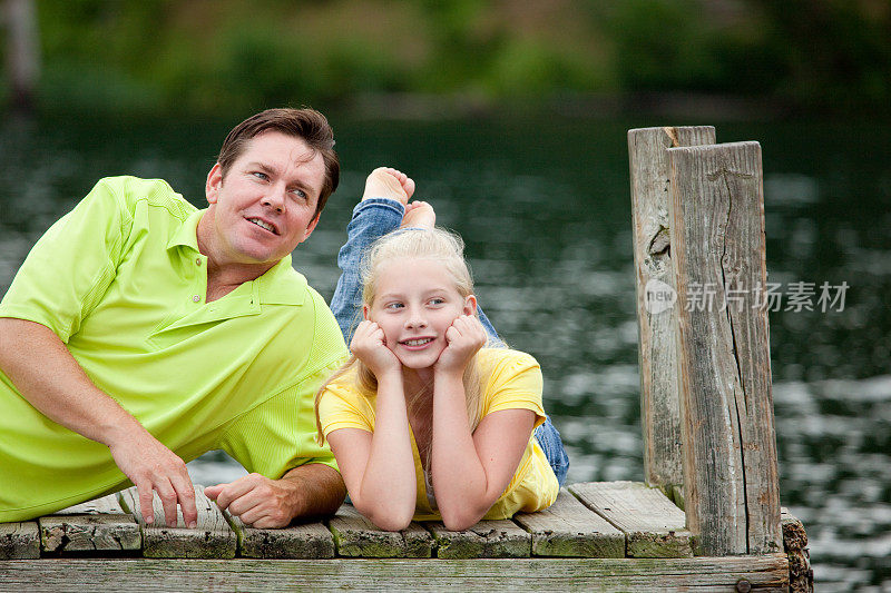 父亲和女儿躺在码头上