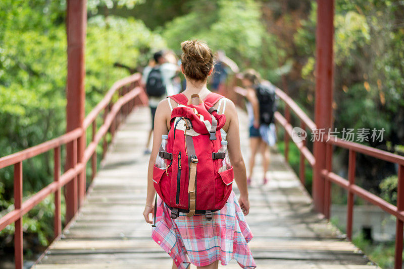 和一群朋友徒步旅行的女人