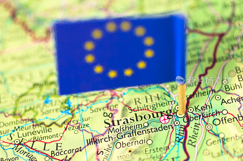 斯特拉斯堡地图上悬挂着欧盟旗帜