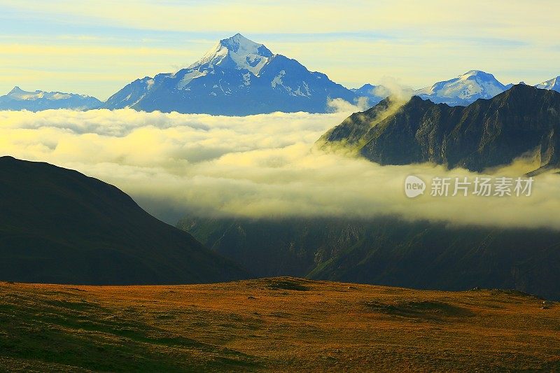 田园诗般的勃朗峰阿尔卑斯景观日出之上的云和山谷