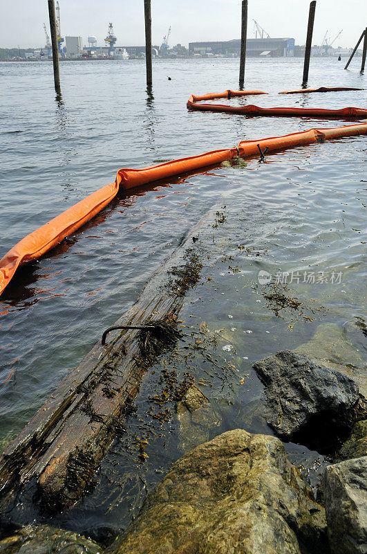 水中浮油围栅与漂浮物和Jetsam