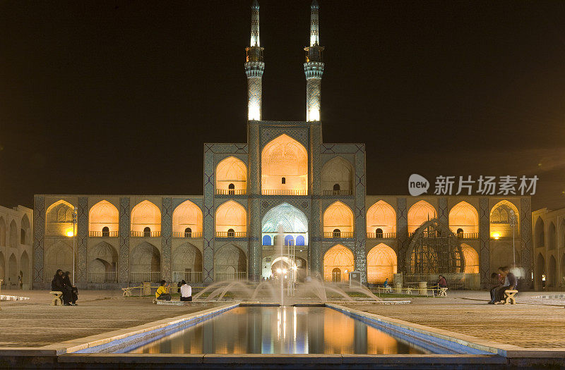 伊朗-雅兹德清真寺-我-米尔查克马克在夜晚被照亮