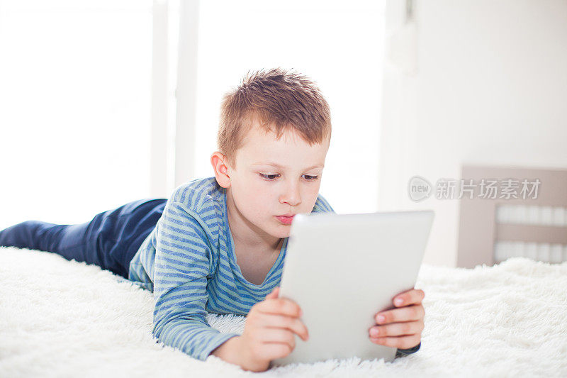 小男孩在用数码平板电脑