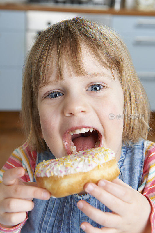 小女孩喜欢吃甜甜甜圈