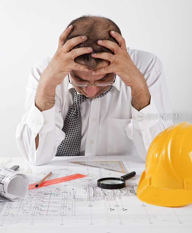 压力大的办公室职员在文书工作后