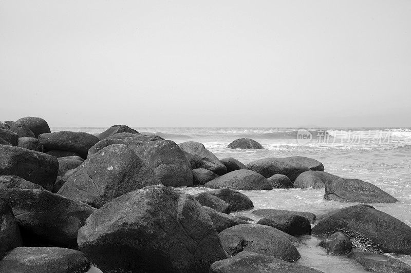 石头和海